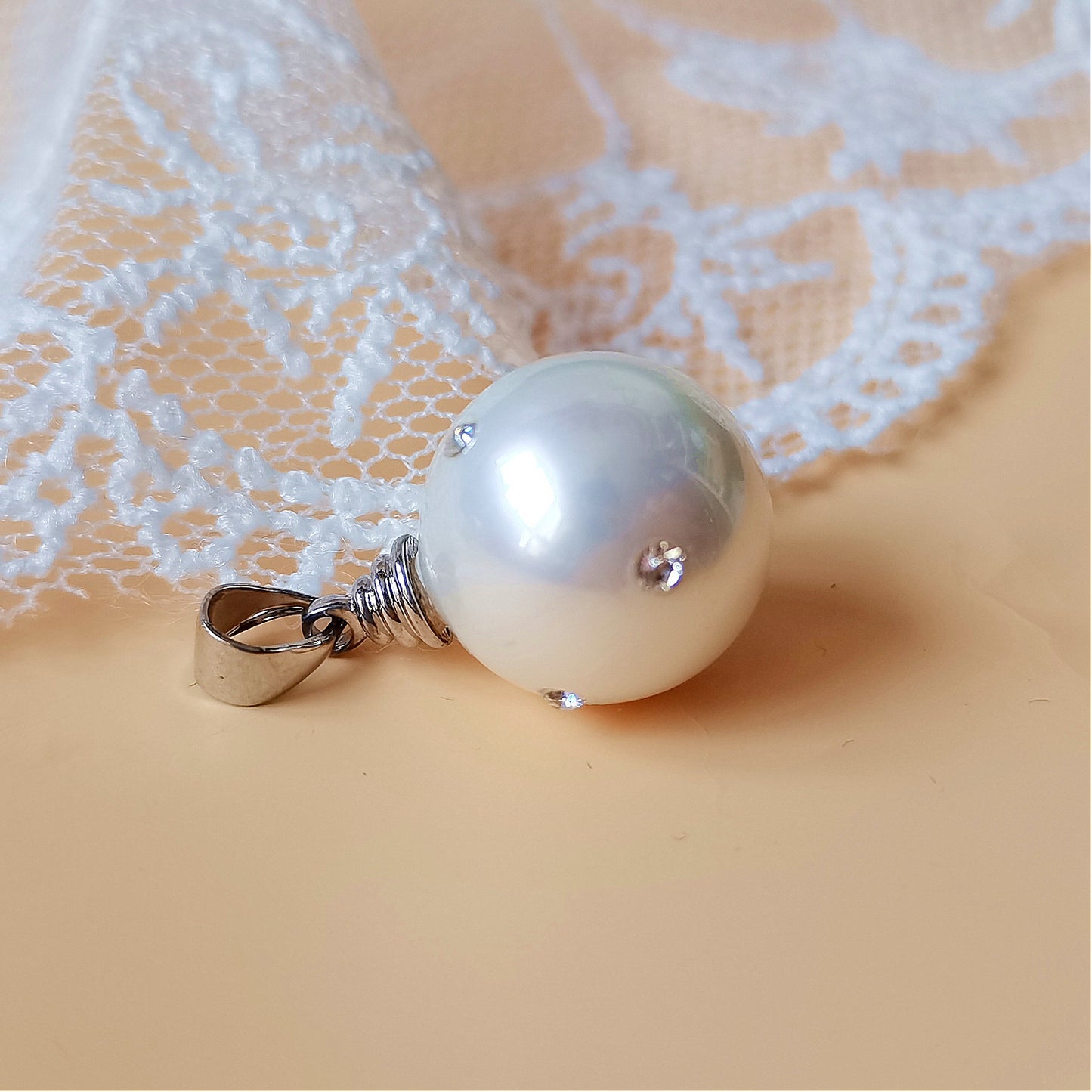 High Quality 14MM CZ Embellished White South Sea Shell Pearl Pendant